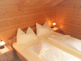 Schlafzimmer mit Vollholzmöbel