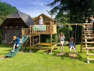 Kinder am Spielplatz