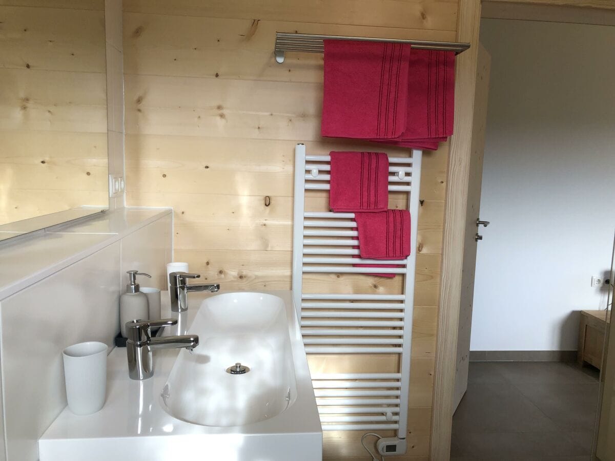 Badezimmer mit Doppelwaschbecken