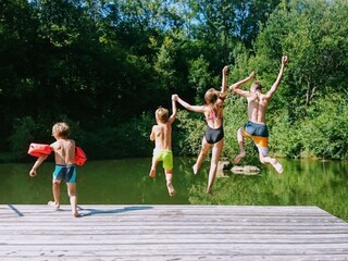 Sprung in den Badeteich