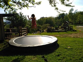 Flora am Trampolin
