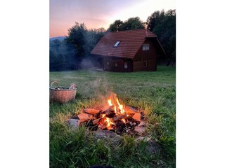 Lagerfeuer neben den Blockhäusern