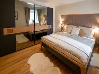 Schlafzimmer mit Doppelbett