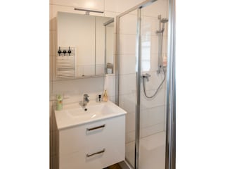 Badezimmer mit Dusche und WC