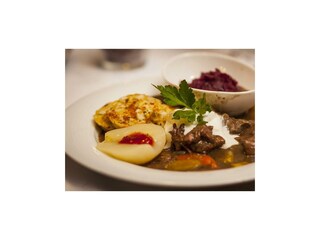 Wildragout mit Serviettenknödel und Preiselbeeren