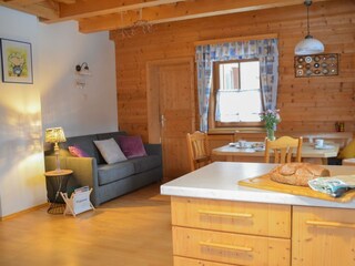 Küche mit Wohn- und Essbereich