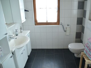 Badezimmer mit Dusche und WC