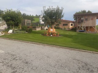 Spielplatz mit großem Spielhaus