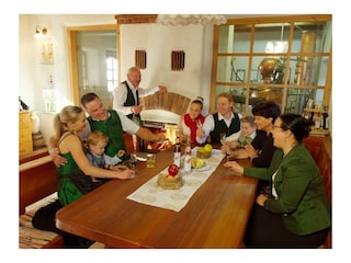 Gesellige Runde im Verkostungsraum