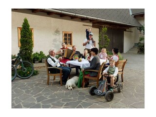 Innenhof mit Fahrzeugen für Kinder