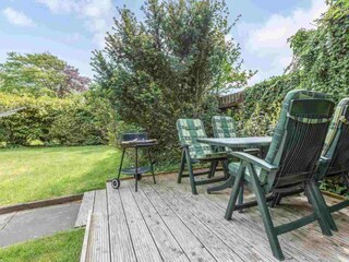 Grillecke im Garten - Haus Sturmmoewe, Wohnung 5, 2-Zimmer-Ferienwohnung, Badallee 27-27a, St. Pe...