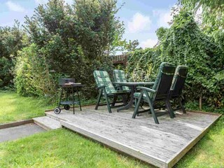 Grillecke im Garten - Haus Sturmmoewe, Wohnung 5, 2-Zimmer-Ferienwohnung, Badallee 27-27a, St. Pe...