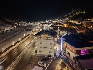 Nachtaufnahme Blick Richtung Dorfzentrum