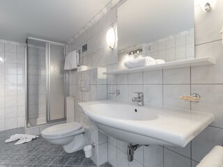 Badezimmer Dreibettzimmer mit Balkon