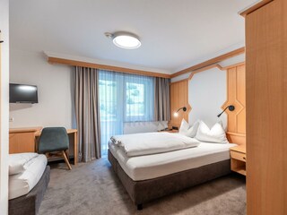 Dreibettzimmer mit Balkon