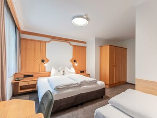 Dreibettzimmer mit Balkon