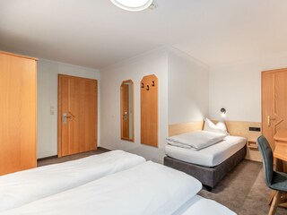 Dreibettzimmer mit Balkon