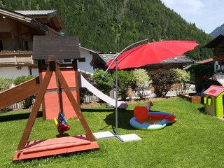 Kinderspielplatz vor dem Haus