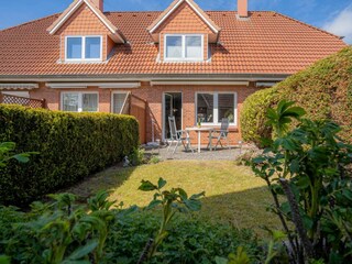 sonnige Gartenterrasse