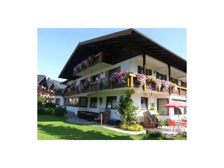 Hausansicht im Sommer