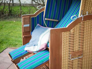 Gartenterrasse mit Strandkorb - St Peter Ording Dorf, Haus Feldstrasse 12, Wohnung 1 "Astrid"