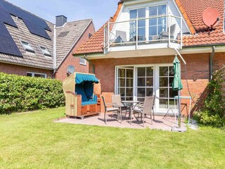 Sonnige Gartenterrasse nach Süden