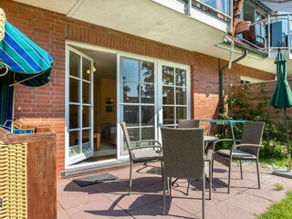 Sonnige Gartenterrasse nach Süden