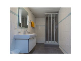 Badezimmer mit Dusche, WC seperat