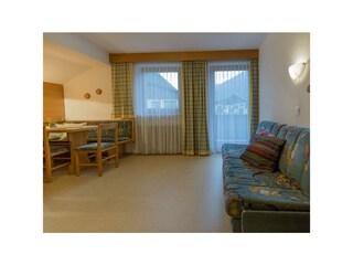 Ausziehcouch im Wohnraum für zwei Personen