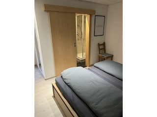 Schlafzimmer Blick ins Badezimmer