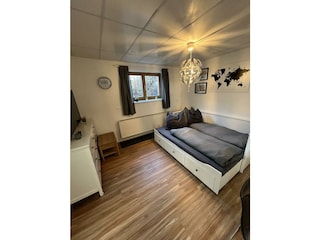 Wohnbereich als Schlafbereich mit Doppelbett