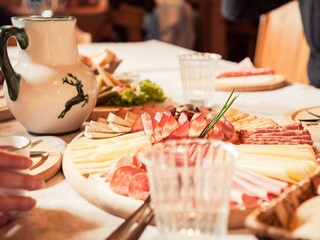 TVBStubaiTirol_AndreSchoenherr_Hut_Atmosphere_03