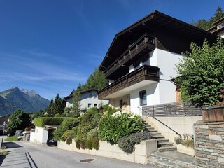 Haus mit Autoabstellplatz