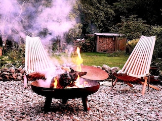 Feuerschale mit Liegestühlen