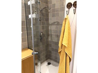 Badezimmer mit Dusche