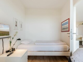 2. Schlafzimmer mit TV