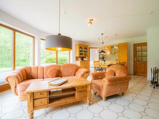 Wohnzimmer mit Naturstein-Kamin