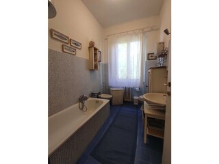 Erstes Badezimmer mit Badewanne