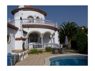 Aussenansicht mit Terrasse u. Aussengrill