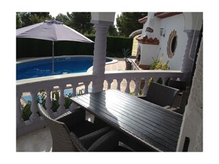 Terrasse mit Esstisch