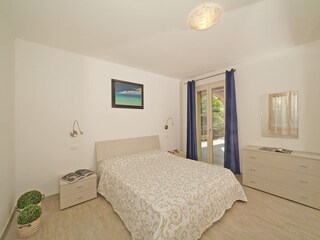 Schlafzimmer mit Blick auf Garten