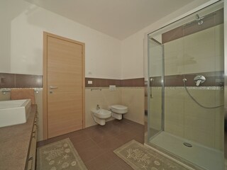 Badezimmer mit Duschkabine