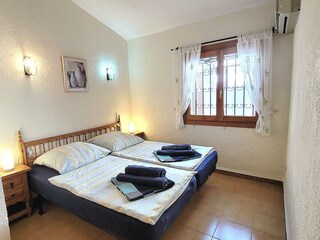 Schlafzimmer mit Doppelbett 180 x 200