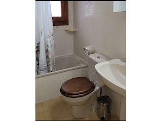 Badezimmer mit Duschbadewanne