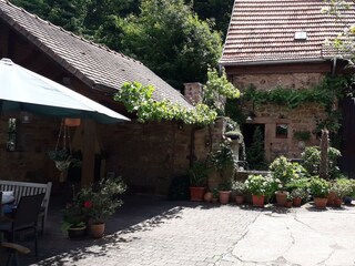 Links Carport für unsere Gäste