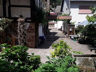 Brunnen im Innenhof Blick zur Straße