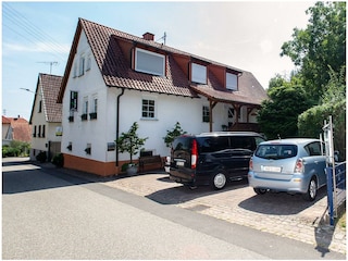 Parkplatz und Gebäudeansicht