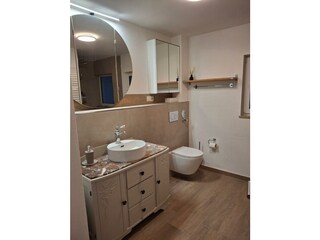 Badezimmer mit großem Spiegel beleuchtet