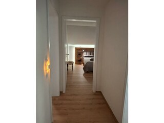 Blick vom Flur in den Schlafbereich