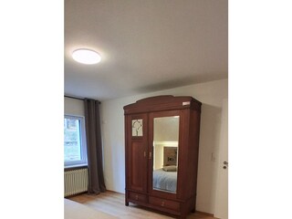 Schlafbereich mit Blick in den eigenen Wald